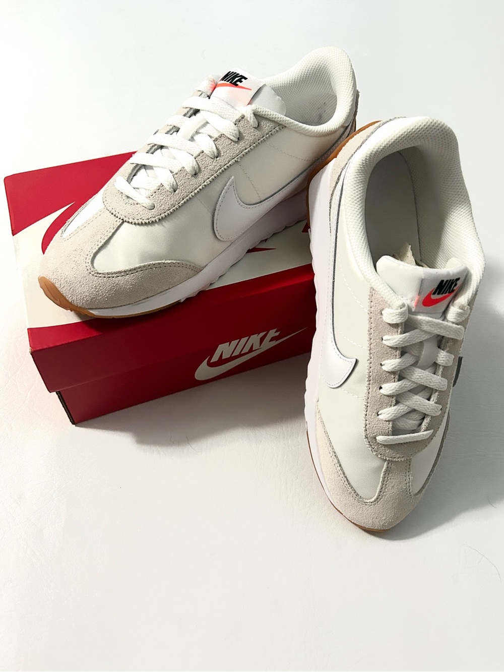 Nike White & Beige Low-Top NIKE Pacific size 8
